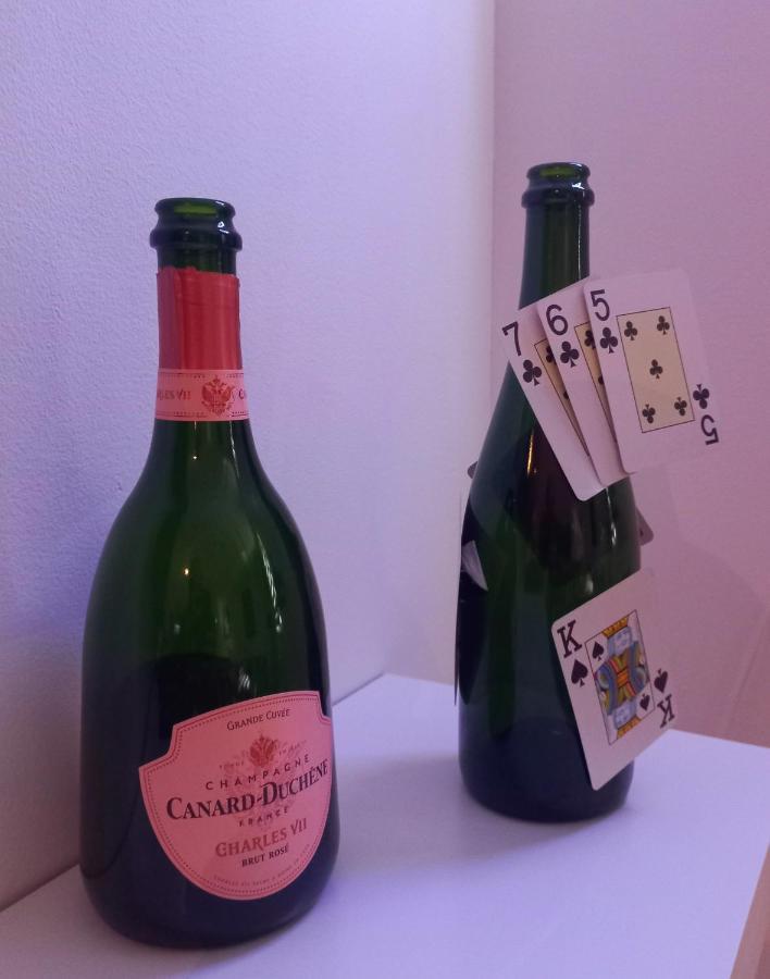 Game Room エペルネー エクステリア 写真