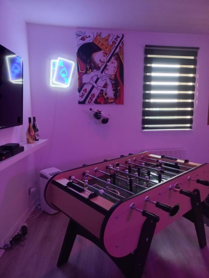 Game Room エペルネー エクステリア 写真